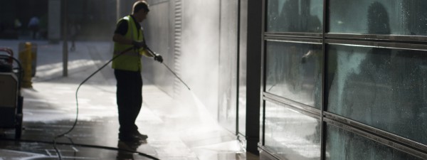 Entreprise de nettoyage pour aspiration et nettoyage humide des sols après déménagement de bureaux à Saint-Genis-Laval